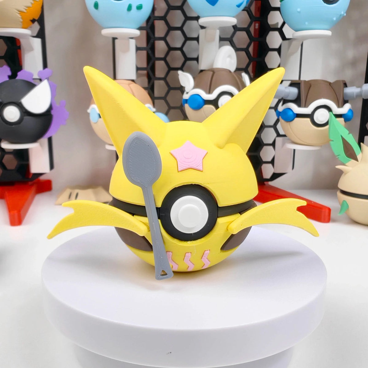 Premium Poké Ball in Abra, Kadabra and Alakazam designs – Kadabra