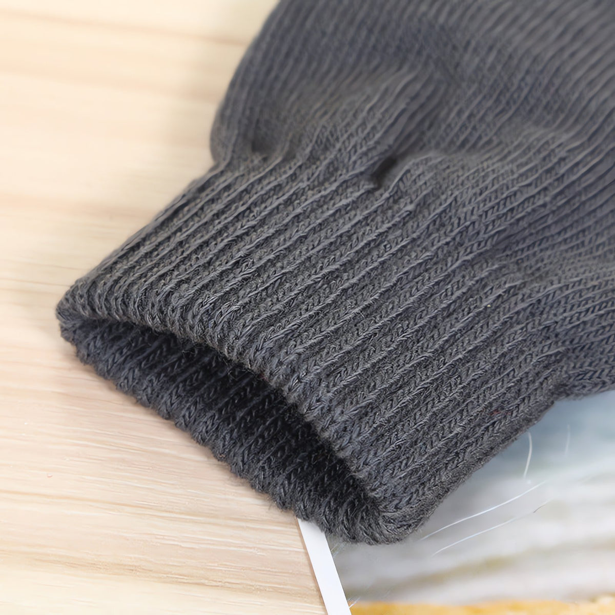 Knitted Pikachu touchscreen gloves – photo 2