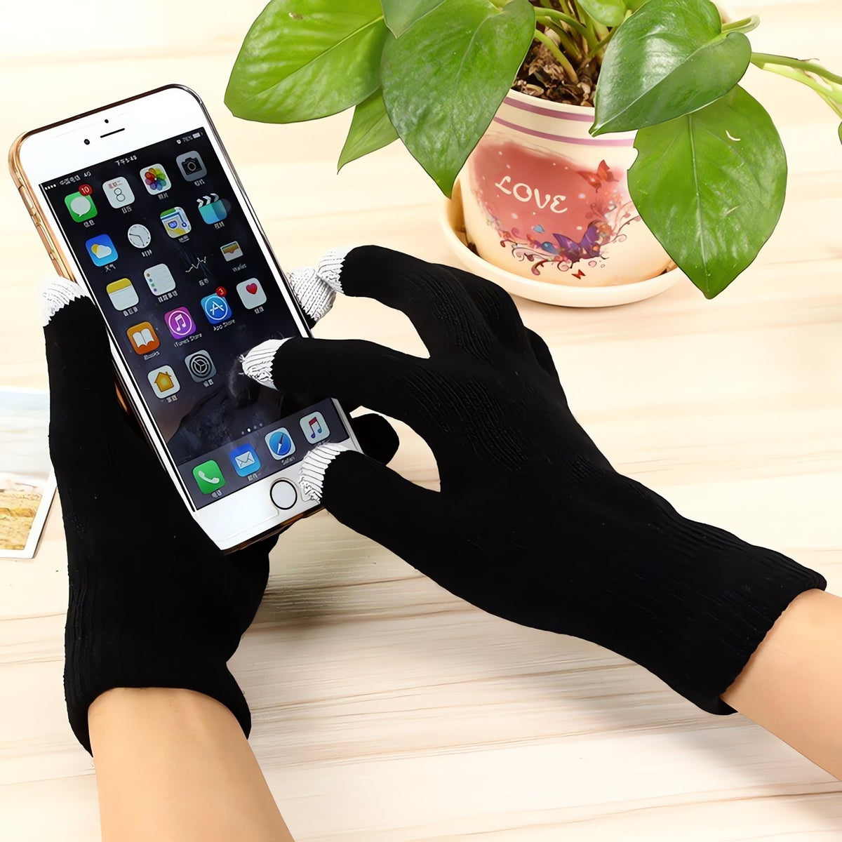Knitted Pikachu touchscreen gloves – photo 22
