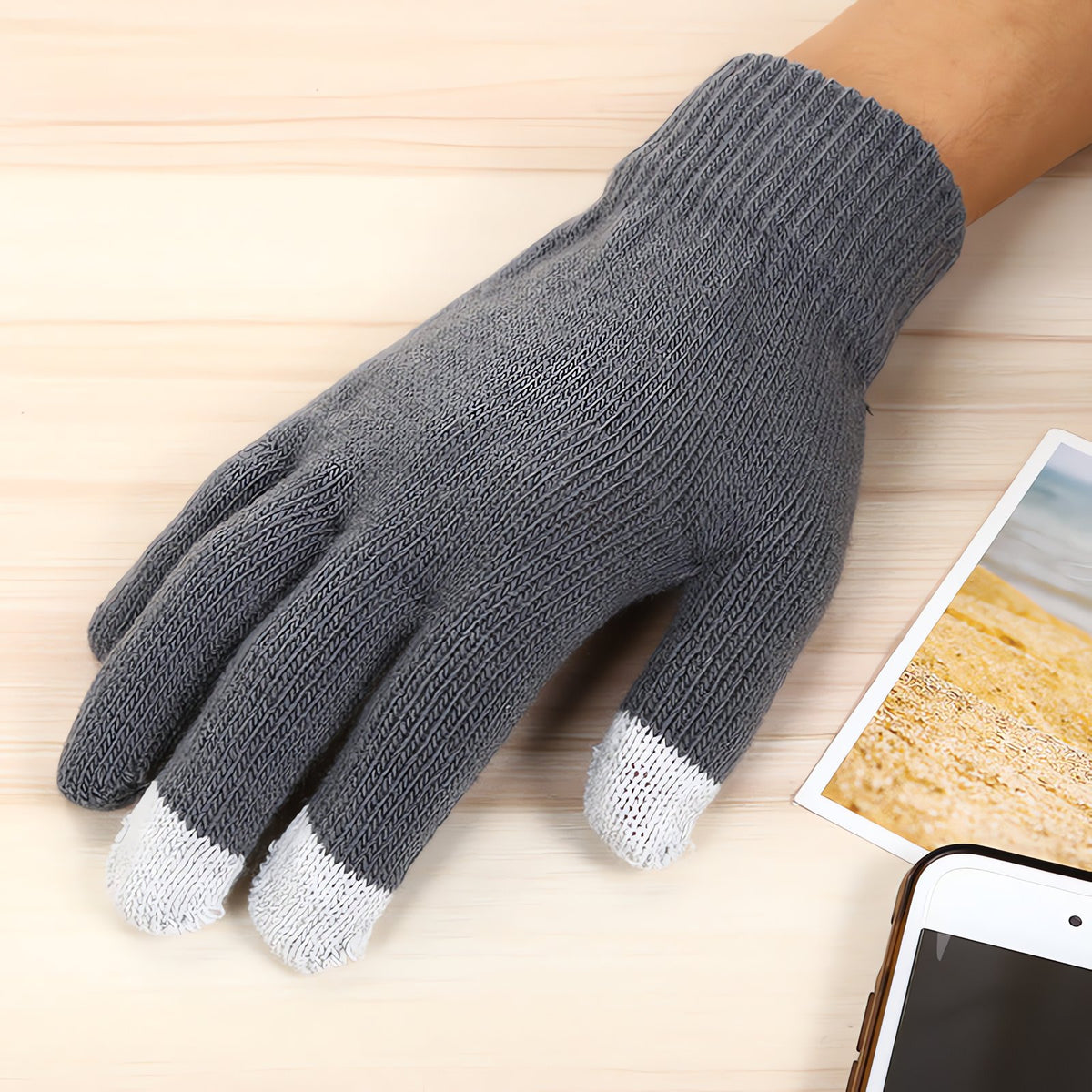 Knitted Pikachu touchscreen gloves – photo 3