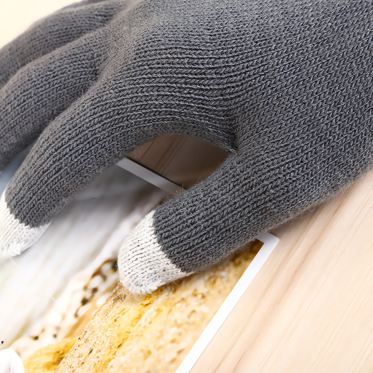 Knitted Pikachu touchscreen gloves – photo 4