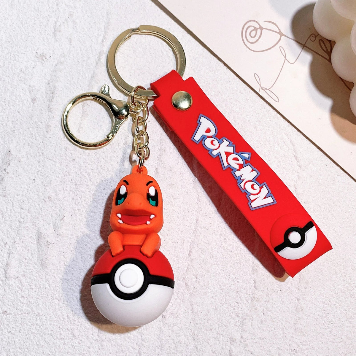 Poké Ball keyring with Pokémon figure charm – Charmander