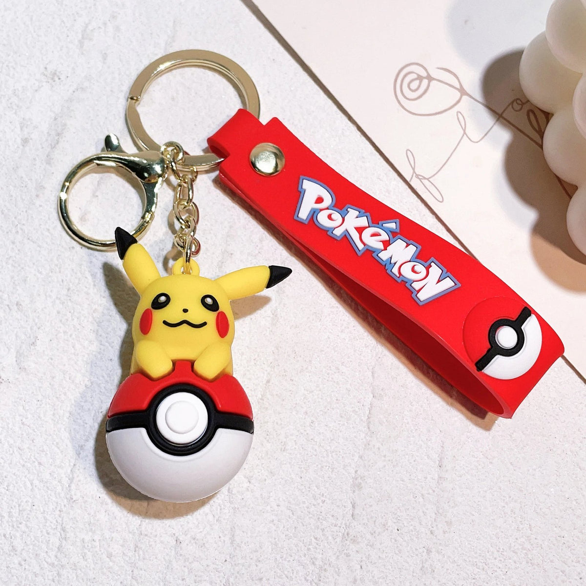Poké Ball keyring with Pokémon figure charm – Pikachu