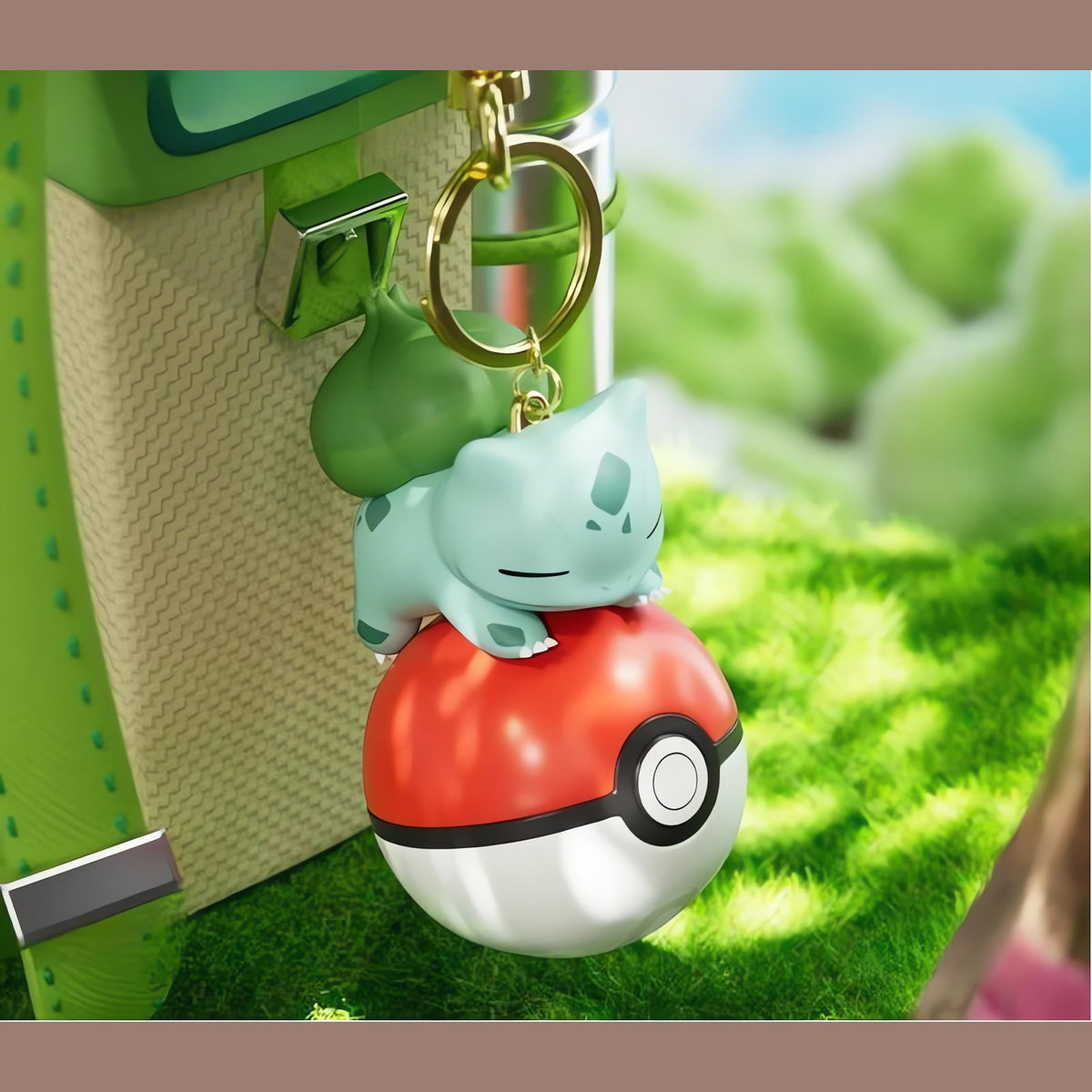 Poké Ball keyring with Pokémon charm – Bulbasaur