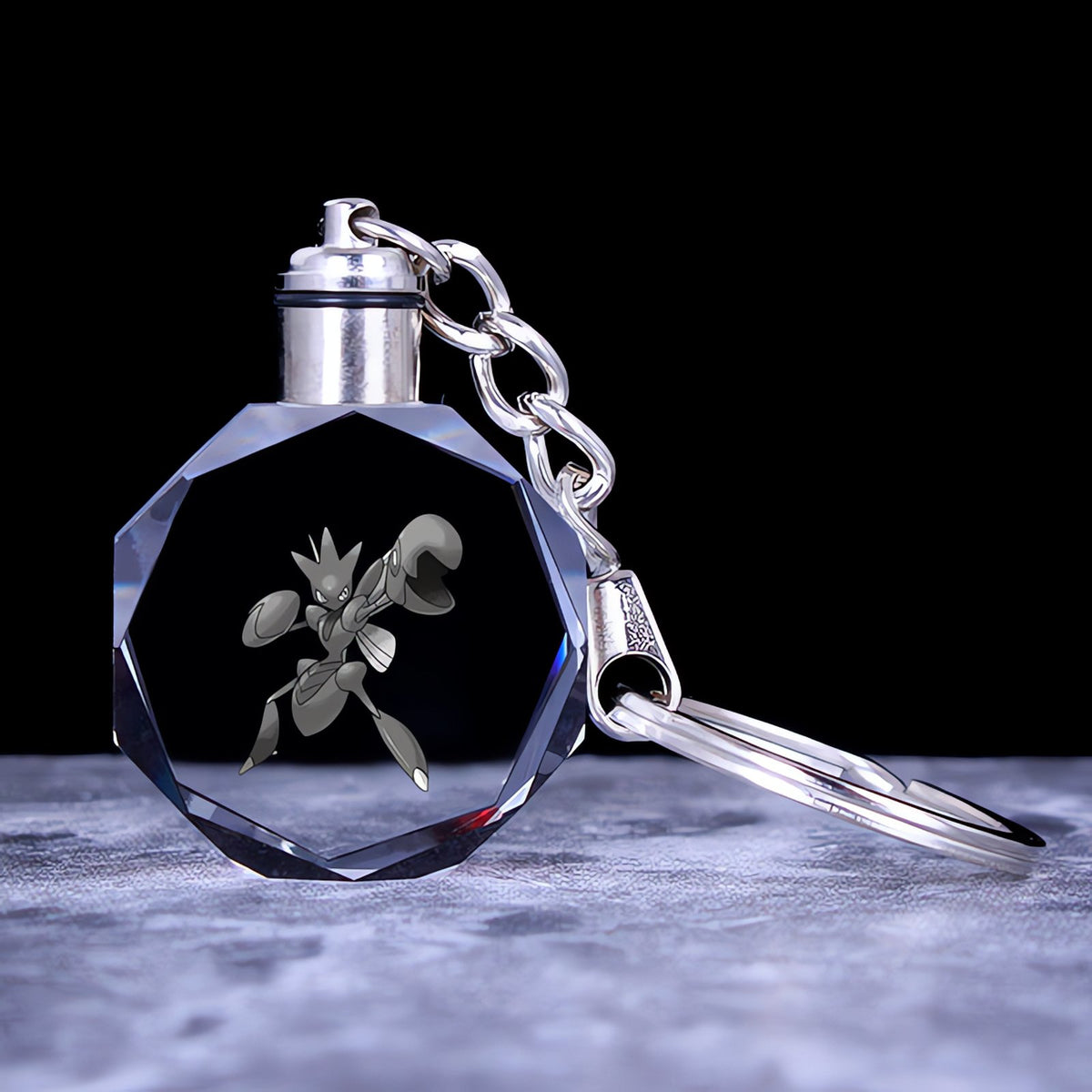 Pokémon crystal keyring with a glowing 3D Pokémon – Scizor