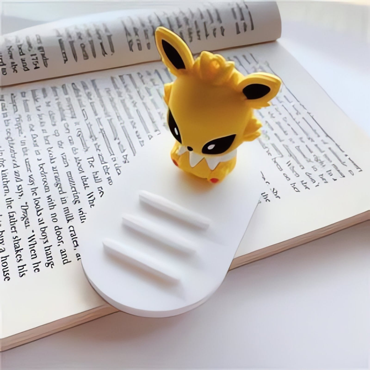 Pokémon phone holder with Eevee evolution figure – Jolteon