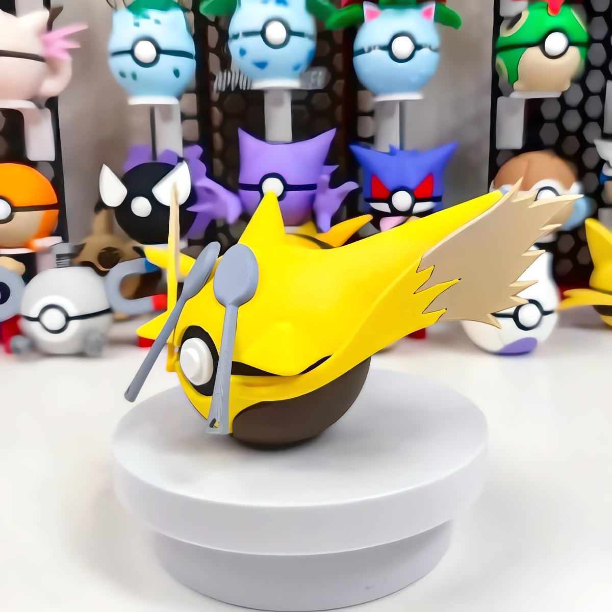 Premium Poké Ball in Abra, Kadabra and Alakazam designs – photo 3
