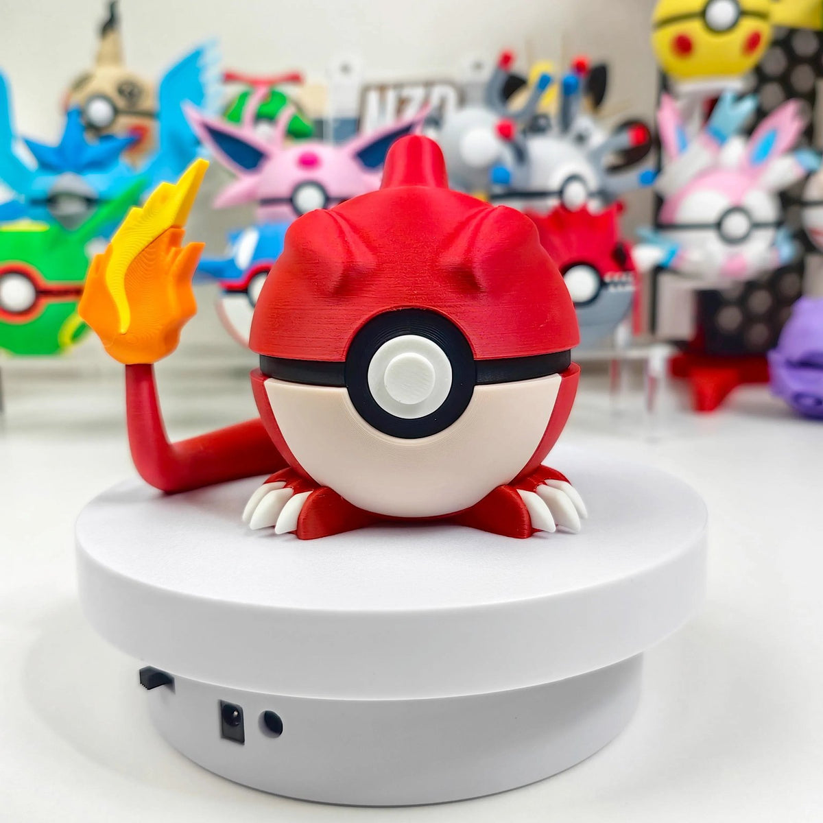Premium Poké Ball with Pokémon design – Charmeleon